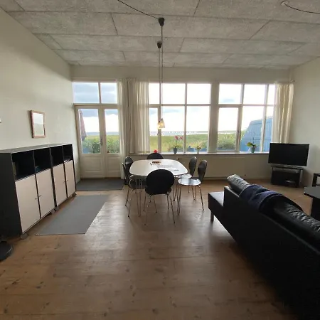 Skaerven Beachfront And Apartment
