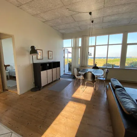 Lägenhet Skaerven Beachfront And *