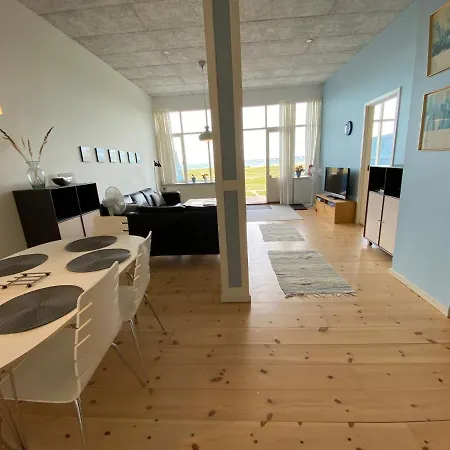 Lägenhet Skaerven Beachfront And