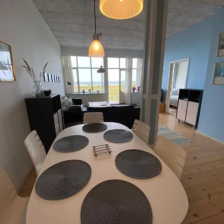 Skaerven Beachfront And Lägenhet