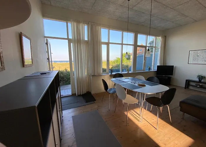 شقة Skaerven Beachfront And