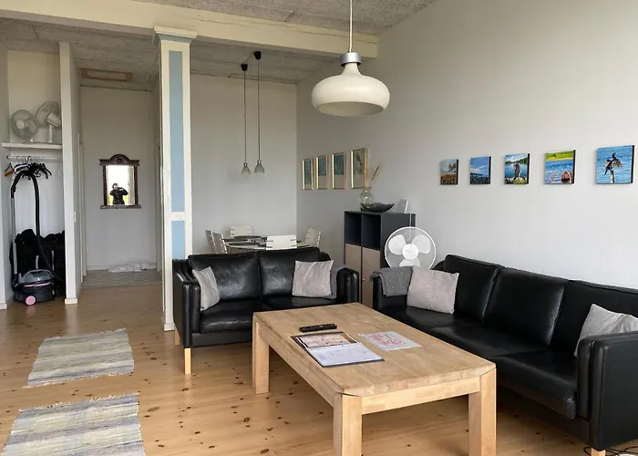 شقة Skaerven Beachfront And